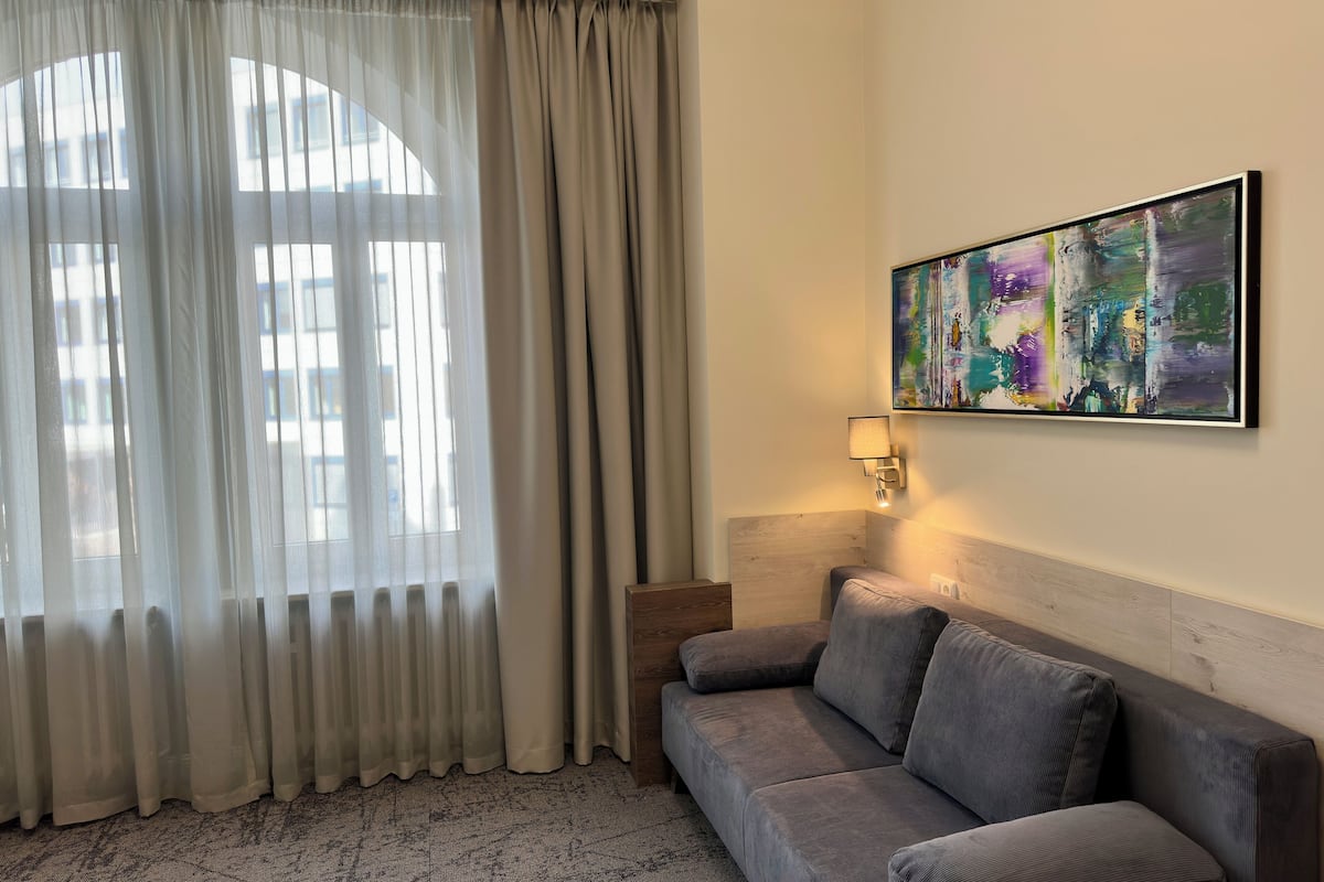 comfort studio | living area | flat-screen tv