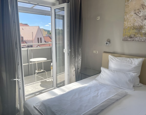 Single Room, Balcony | 1 bedroom, desk, free WiFi, bed sheets