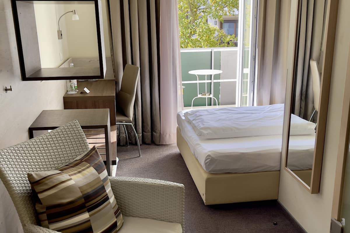 Single Room, Balcony | 1 bedroom, desk, free WiFi, bed sheets