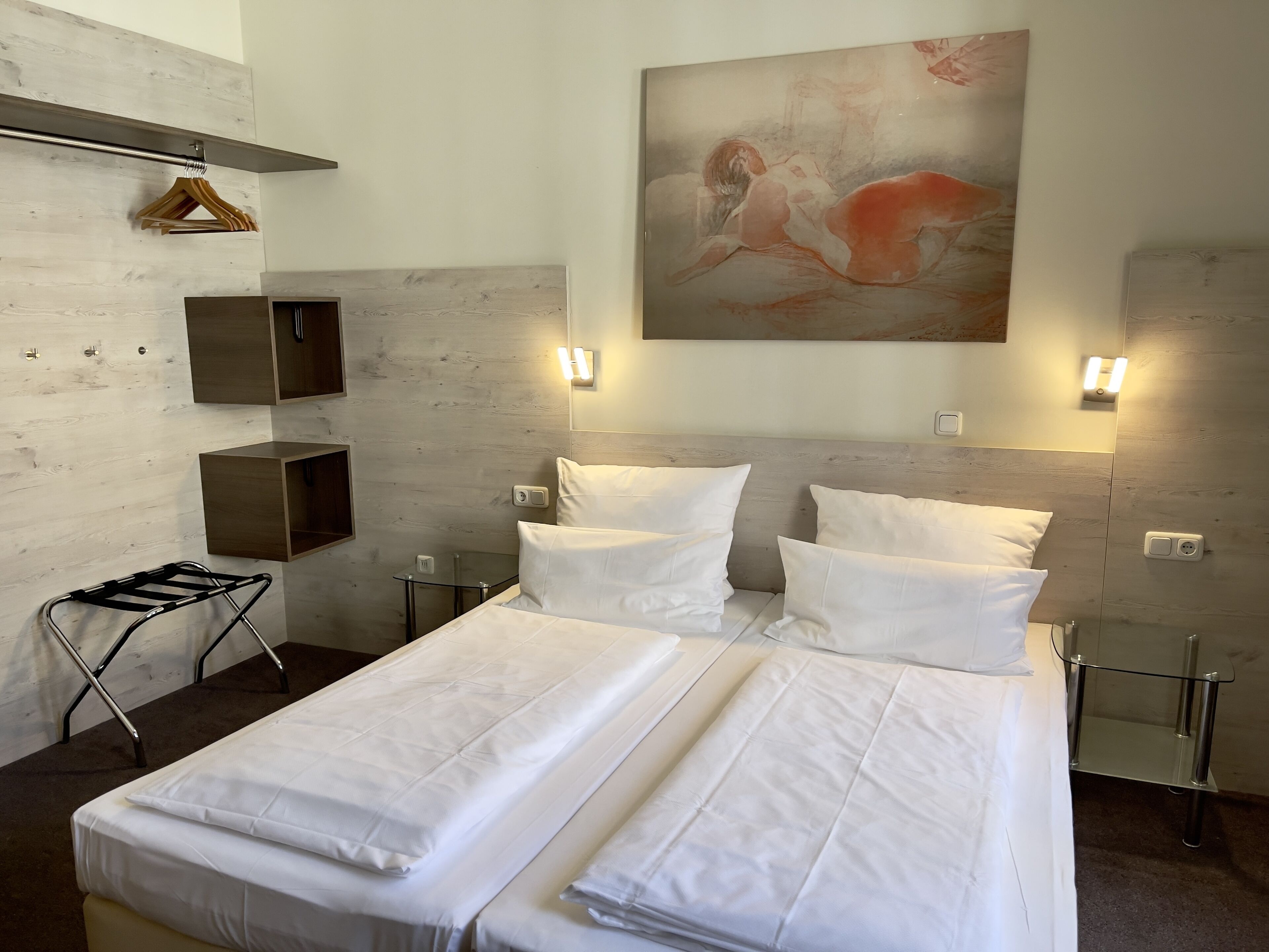 1 bedroom, desk, free wifi, bed sheets