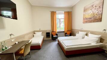 Dreibettzimmer | 1 Schlafzimmer, Schreibtisch, kostenloses WLAN, Bettwäsche