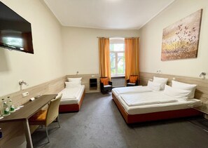 Camera tripla | 1 camera, una scrivania, Wi-Fi gratuito, lenzuola