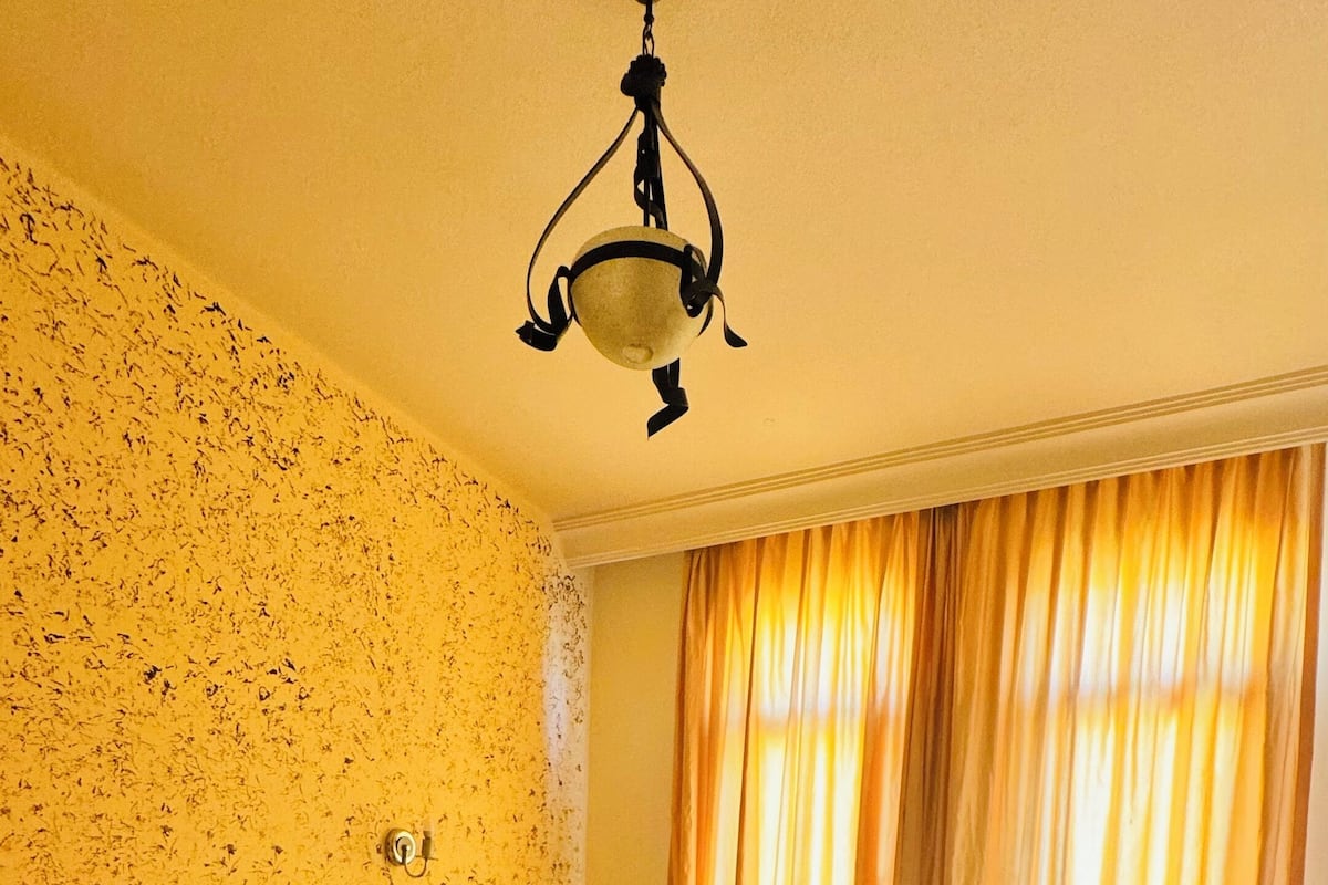 2 bedrooms, free cribs/infant beds