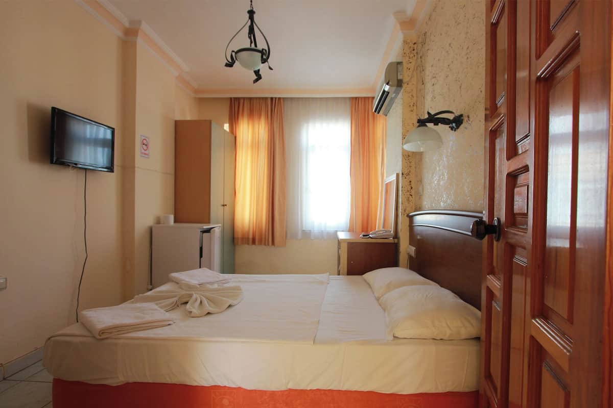 2 bedrooms, free cribs/infant beds