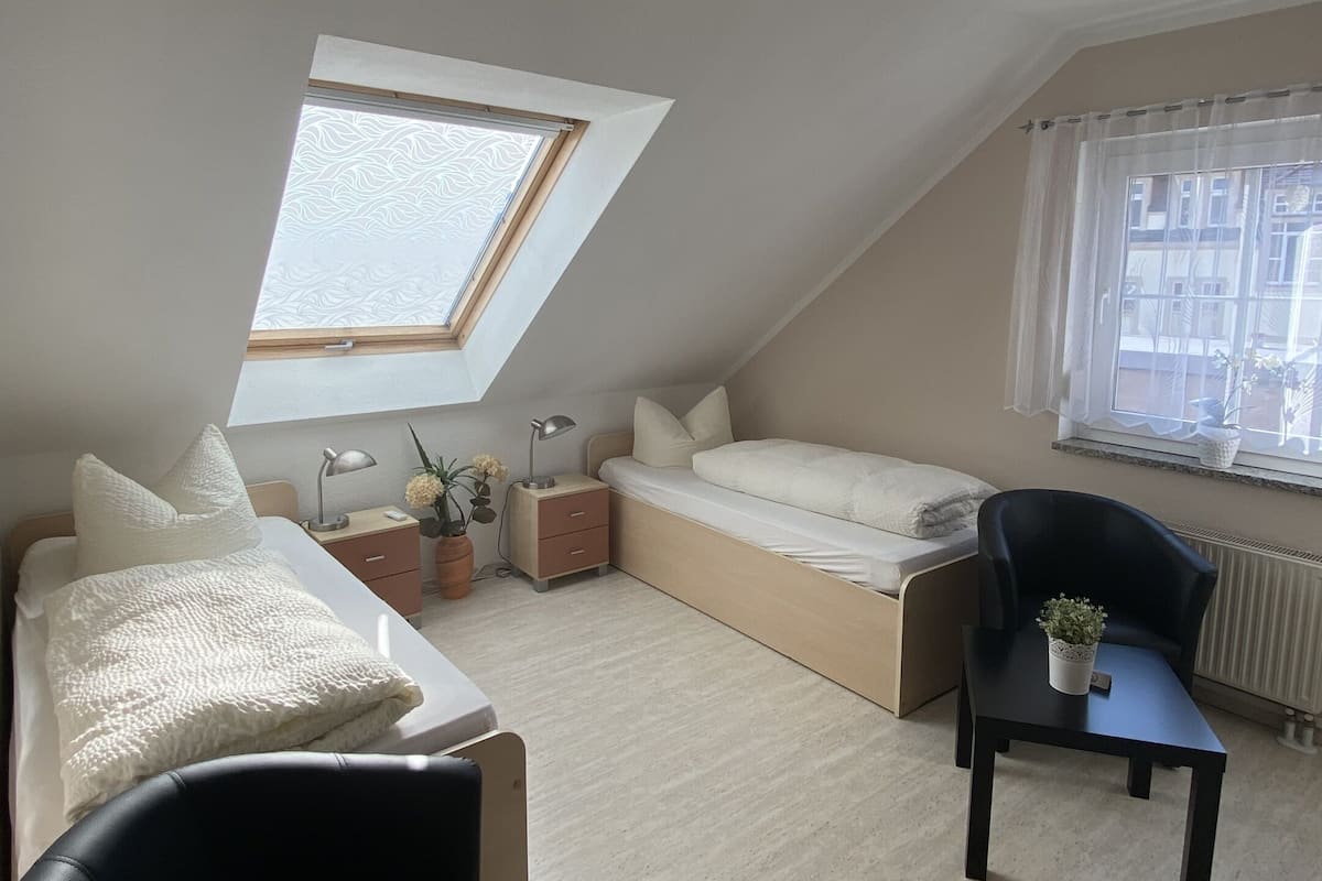 Habitación económica con 2 camas individuales, baño privado | Servicio de la habitación