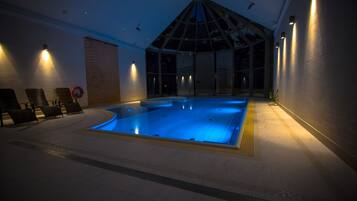 Indoor pool, sun loungers