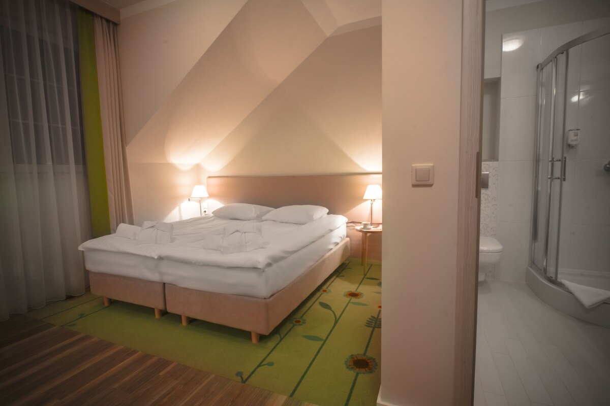Premium bedding, minibar, in-room safe, desk