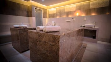 Een Turks bad/hammam, lichaamsbehandelingen, hydrotherapie, body scrubs
