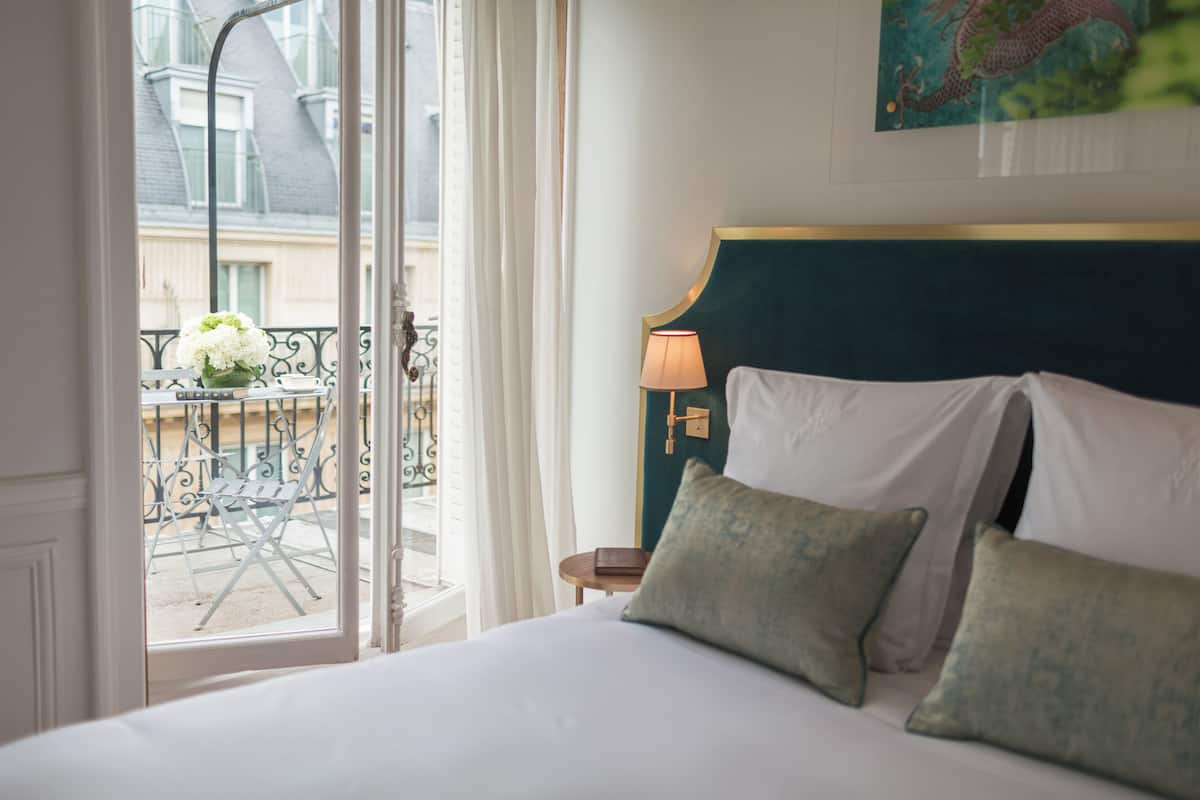 Kamer, terras | 1 slaapkamer, luxe beddengoed, een gratis minibar, een kluis op de kamer