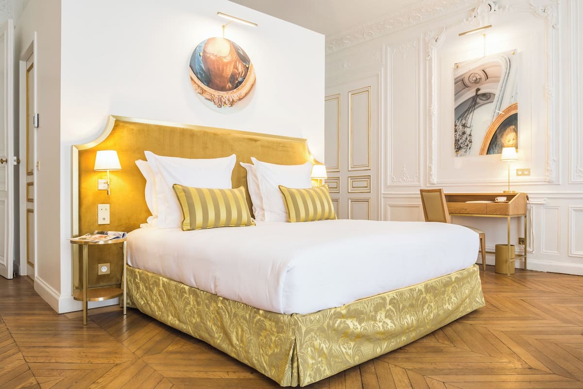 Junior suite, 1 kingsize bed | 1 slaapkamer, luxe beddengoed, een gratis minibar, een kluis op de kamer