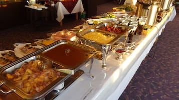 Daily buffet breakfast (JPY 1100 per person)