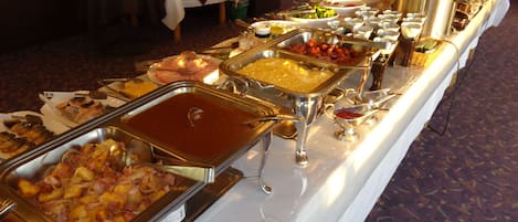Daily buffet breakfast (JPY 1100 per person)