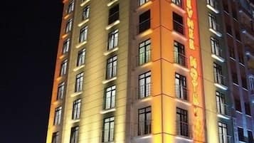 Mặt tiền nơi lưu trú - ban đêm