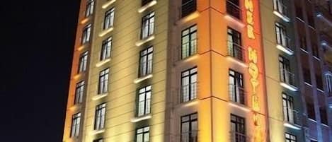 Façade de lâhĂ©bergement - soirĂ©e/nuit