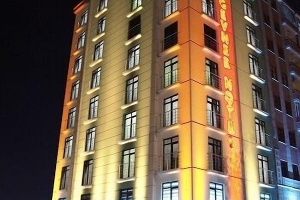 Voorkant accommodatie - avond/nacht