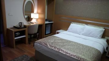 Minibar, caja de seguridad en la habitación y escritorio