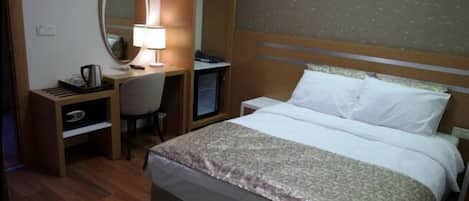 Minibar, in-room safe, desk, iron/ironing board