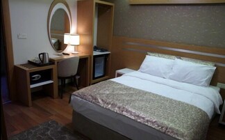 Frigobar, cofres nos quartos, escrivaninha