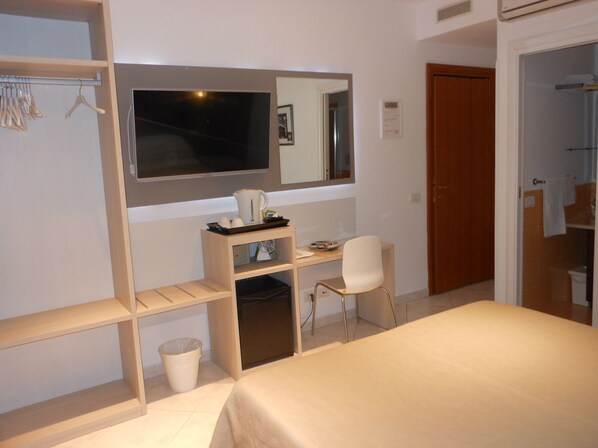 Chambre Double pour 1 personne, vue parc | Minibar, coffres-forts dans les chambres, rideaux occultants