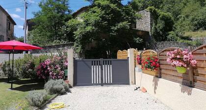 La aldea tranquila en el norte de Boniol Gard el sur de Ardèche