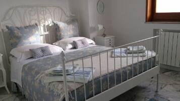 Suite, balcó, vistes al mar | Roba de llit d'alta qualitat i planxa i posts de planxar