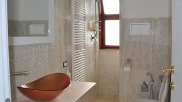 Dutxa, articles de tocador gratuïts, bidet i tovalloles