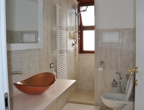 Douche, articles de toilette (gratuits), bidet, serviettes fournies
