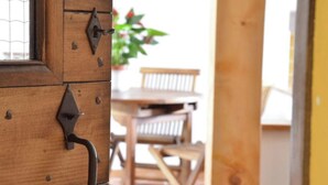 Une porte en bois avec des poignées en métal et une fenêtre.