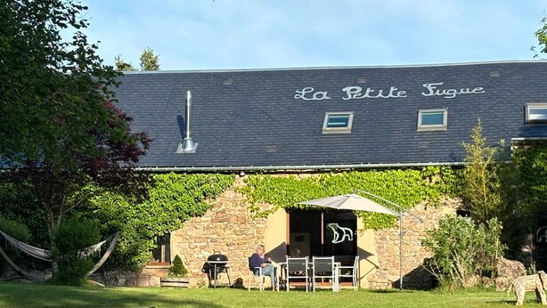 Un bâtiment sur lequel on peut lire l’inscription « La Petite Figue ».