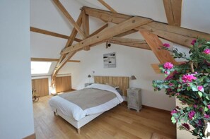 2 habitaciones, escritorio y tabla de planchar con plancha 