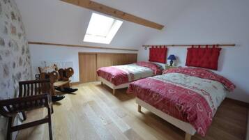 2 bedrooms, iron/ironing board, internet