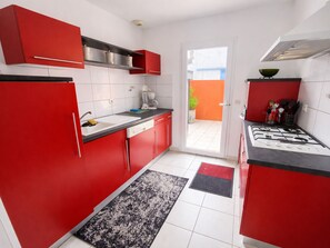 Frigorífic, microones, forn i placa de cuina 