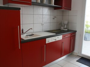 Kühlschrank, Mikrowelle, Ofen, Herdplatte