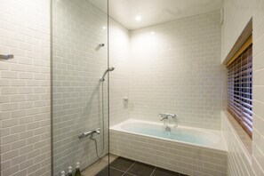 Suite, 2 chambres, vue sur le jardin, côté jardin | Salle de bain | Baignoire et douche séparées, pomme de douche hydromassante