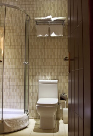 Shower, free toiletries, hair dryer, bathrobes - Dilijan Park Resort and Villas (Dilijan)