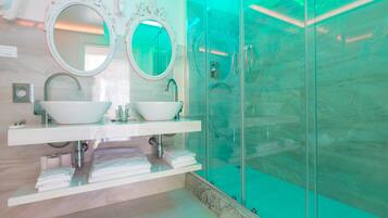 Suite Junior, balkon | Kamar mandi | Shower, sandal, kloset, dan handuk