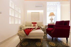 Ropa de cama de alta calidad y caja de seguridad en la habitación 