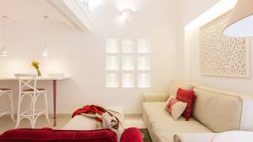 Suite Junior, balkon | Seprai premium, brankas, meja kerja, dan kedap suara