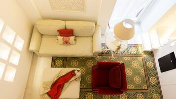 Suite Junior, balcone | Area soggiorno | TV