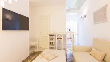 Suite Deluxe | Sala de estar | Una televisión