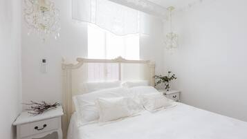 Suite Junior | Seprai premium, brankas, meja kerja, dan kedap suara