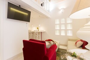 Ropa de cama de alta calidad y caja de seguridad en la habitación 