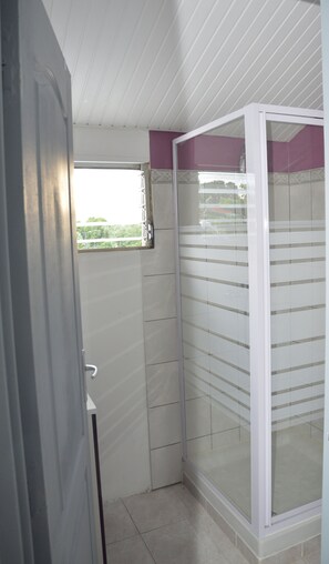Dusche, Haartrockner, Handtücher