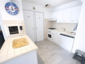 Fridge, microwave, oven, stovetop - House in La Gri ère with private garden and parking, near the beach (La Tranche-sur-Mer)