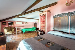 Quarto triplo | Cofres nos quartos, escrivaninha, Wi-Fi de cortesia, roupa de cama