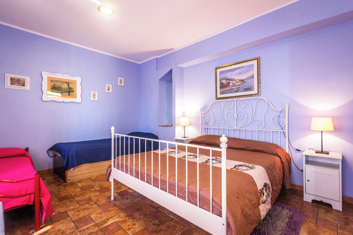 Quadruple Room | In-room safe, desk, free WiFi, bed sheets