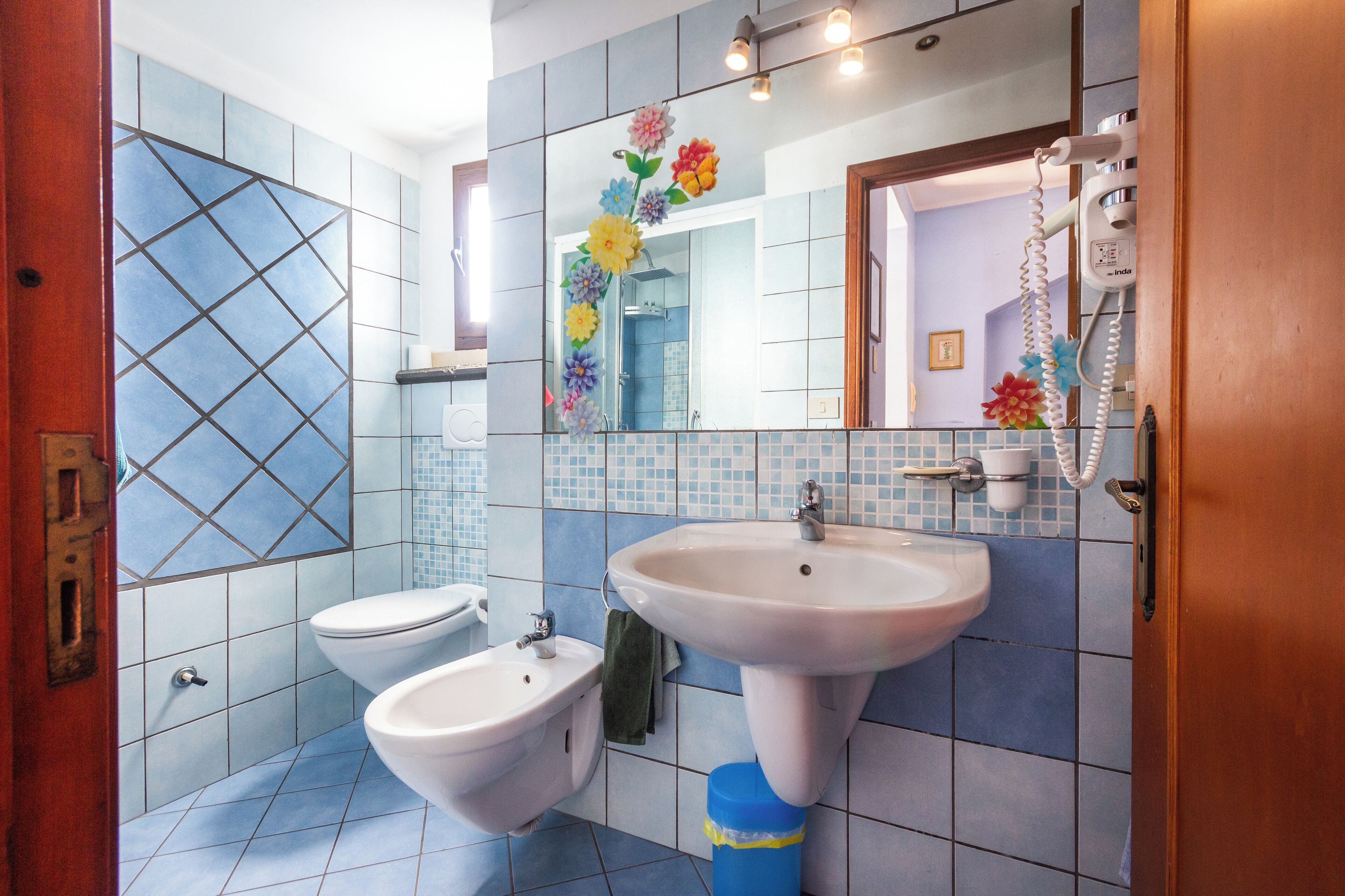 Ein Badezimmer mit Waschbecken, Bidet und Toilette.