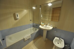Apartment, 2 Bedrooms | Bathroom | Shower, free toiletries, hair dryer, towels - Apartamentos Turísticos Veladiez (La Lastrilla)