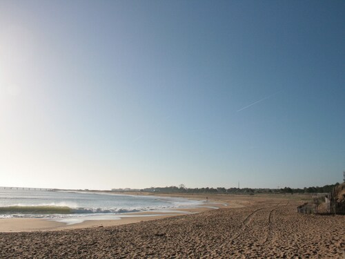 Maison de vacances près plage et commerces avec jardinet, parking privé et équipements complets