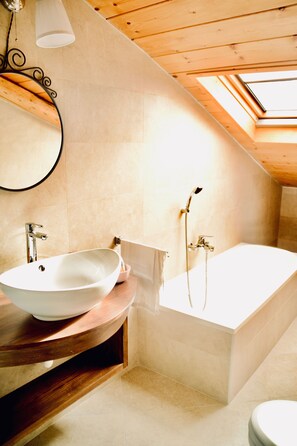 Deluxe Double Room | Bathroom | Deep soaking tub, free toiletries, hair dryer, bidet - B&B La Mansarda (Naples)